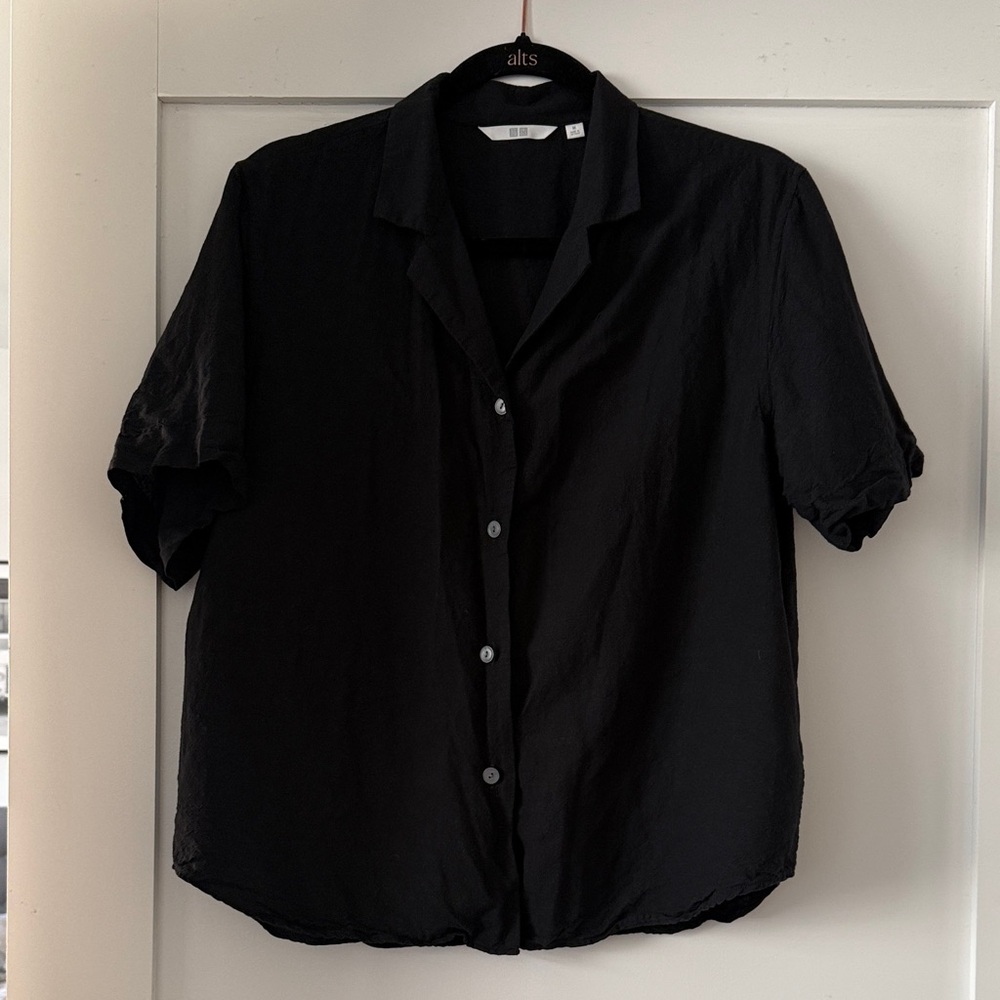 Uniqlo Black Short-Sleeve Button-Down Shirt
